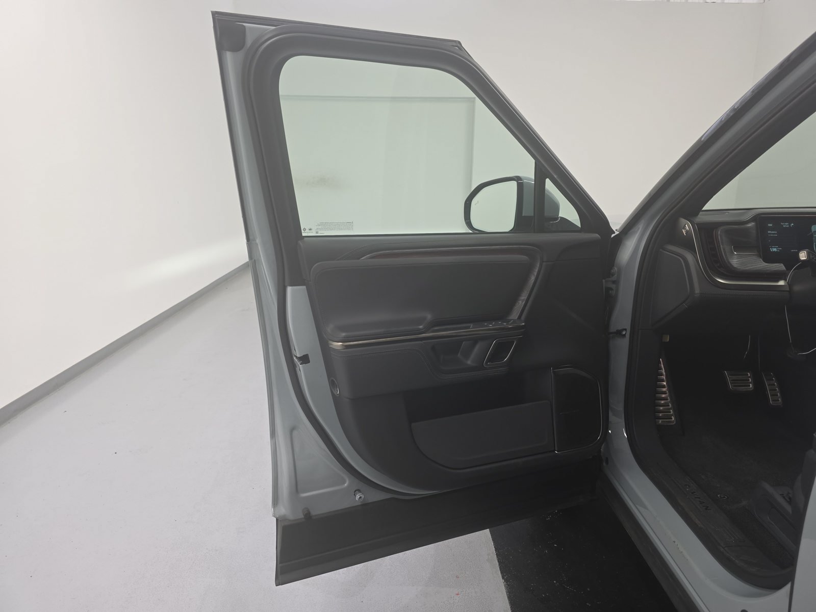 Used 2022 Rivian R1T Adventure AWD/4WD image 16