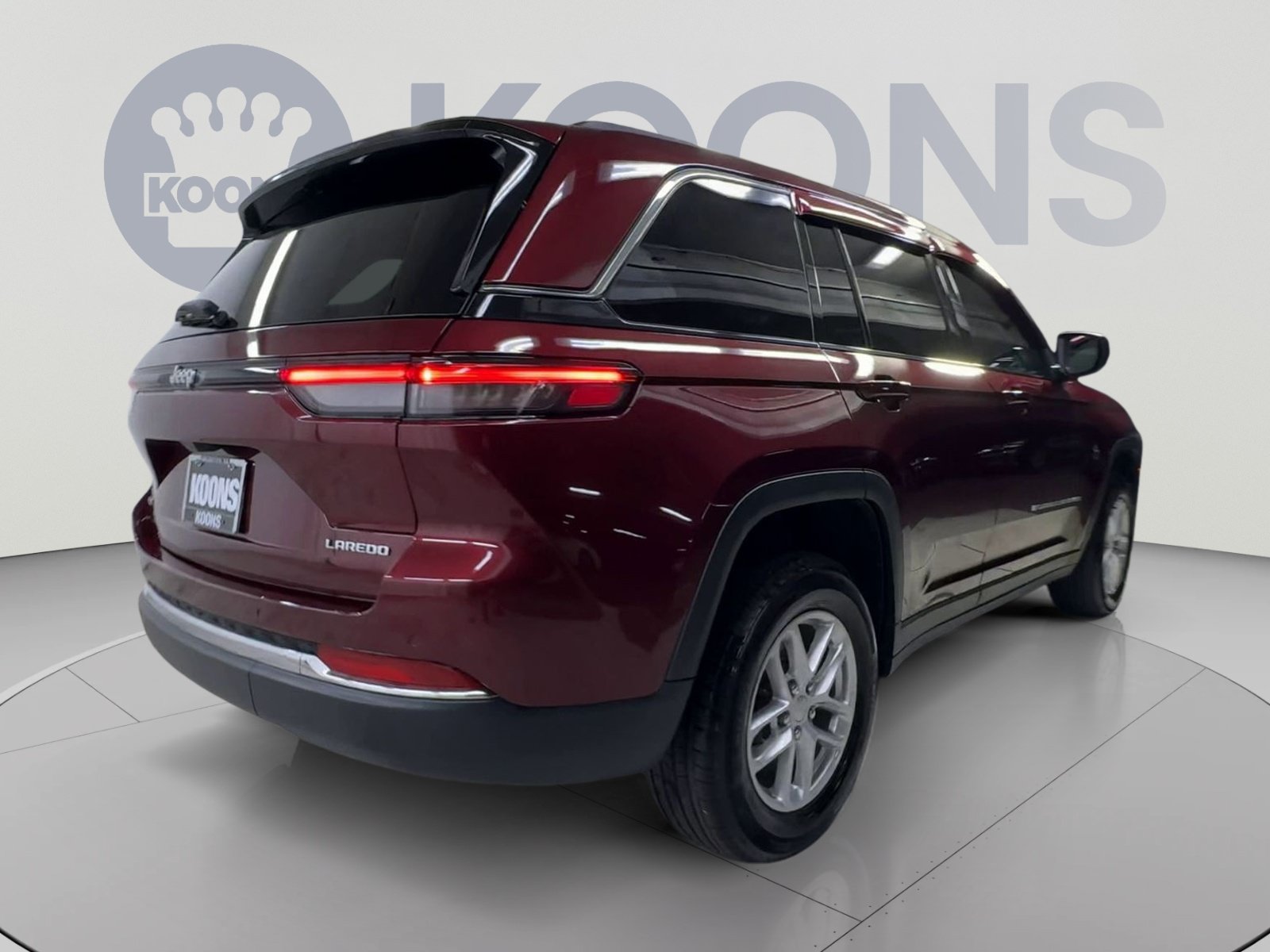 Used 2025 Jeep Grand Cherokee Laredo AWD/4WD image 11