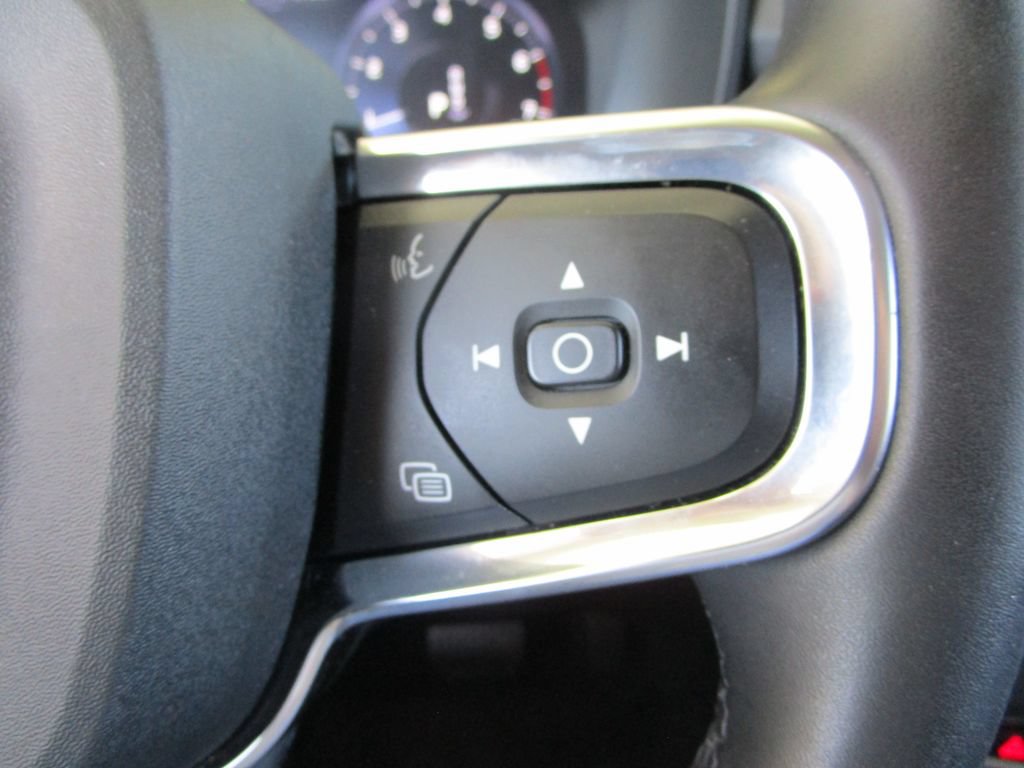 Used 2022 Volvo XC40 T5 Momentum AWD/4WD image 31