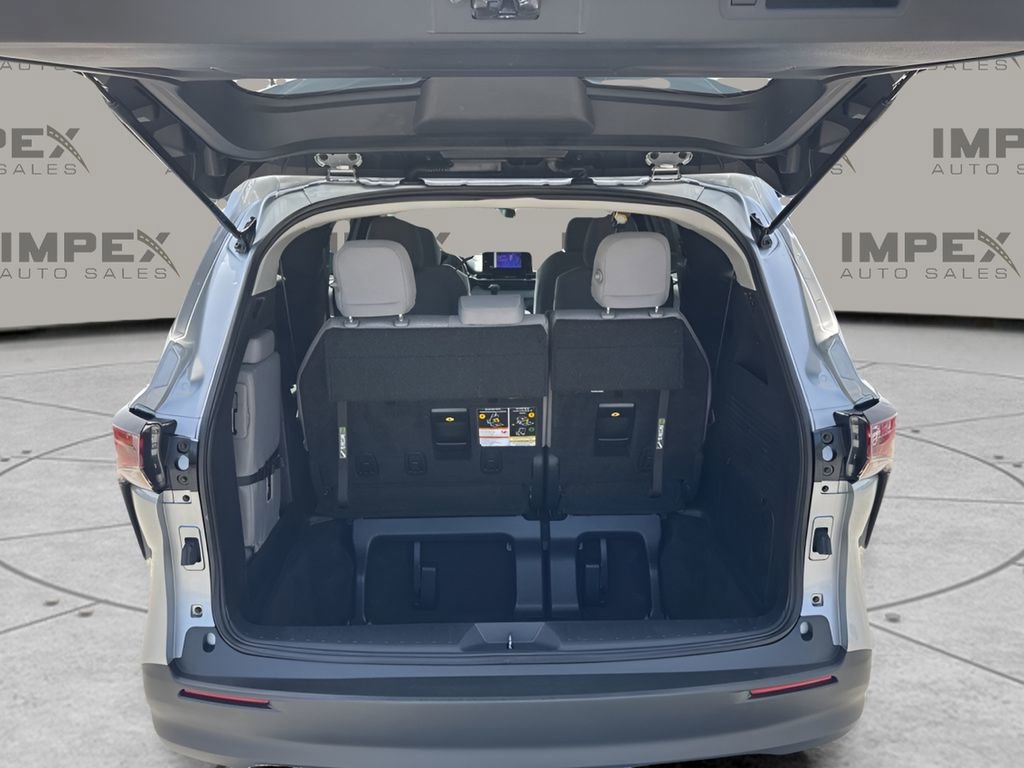 Used 2025 Toyota Sienna LE FWD image 27