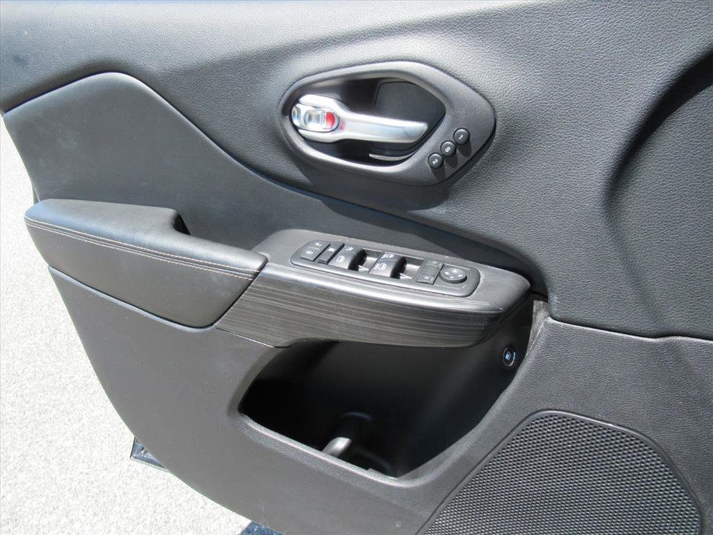 Used 2014 Jeep Cherokee Limited w/ Luxury Group image 19