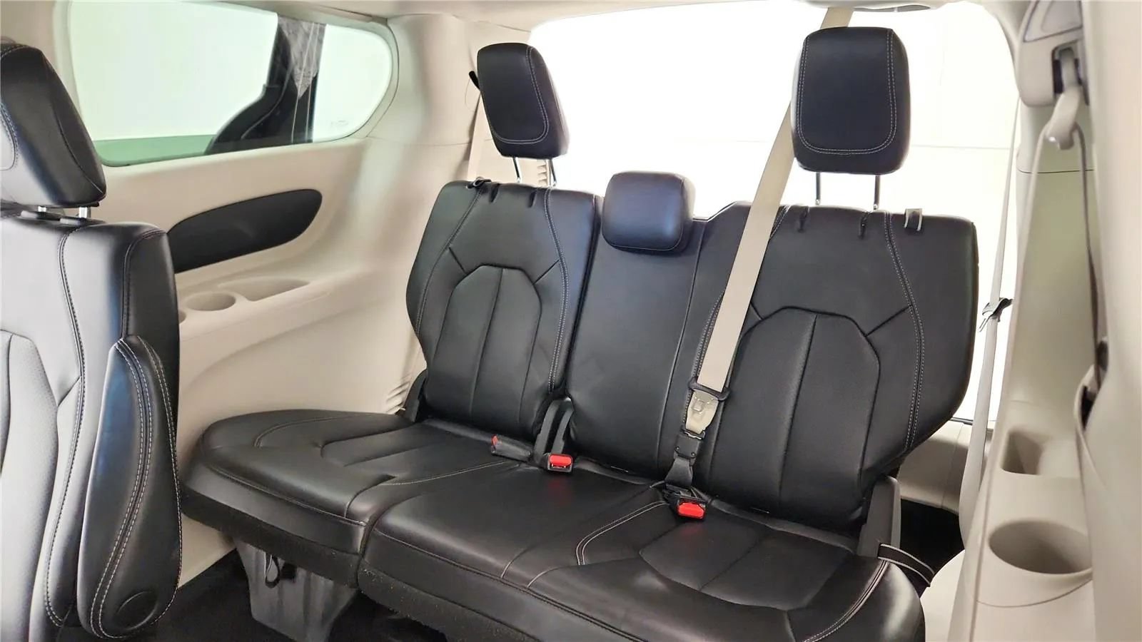 Used 2023 Chrysler Pacifica Touring-L FWD image 32