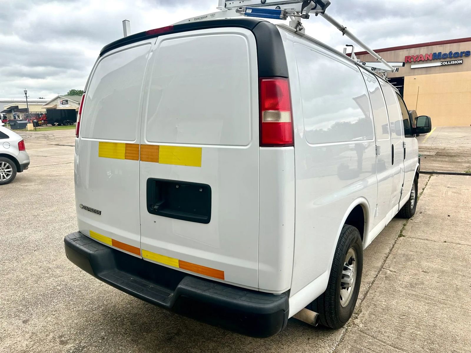 Used 2017 Chevrolet Express 2500 RWD image 6