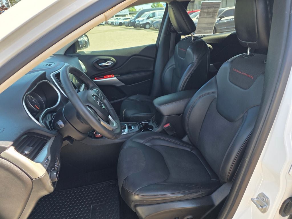 Used 2018 Jeep Cherokee Trailhawk AWD/4WD image 4
