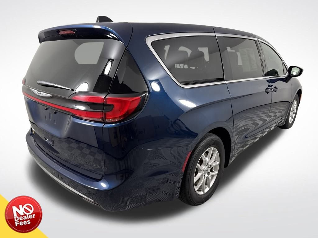 Used 2025 Chrysler Pacifica Select image 3