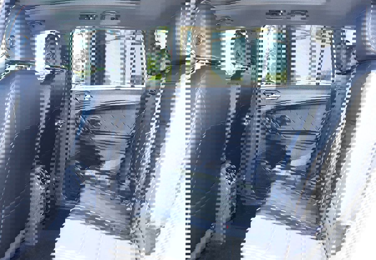 Used 2021 Volkswagen Tiguan SEL Premium R-Line image 32