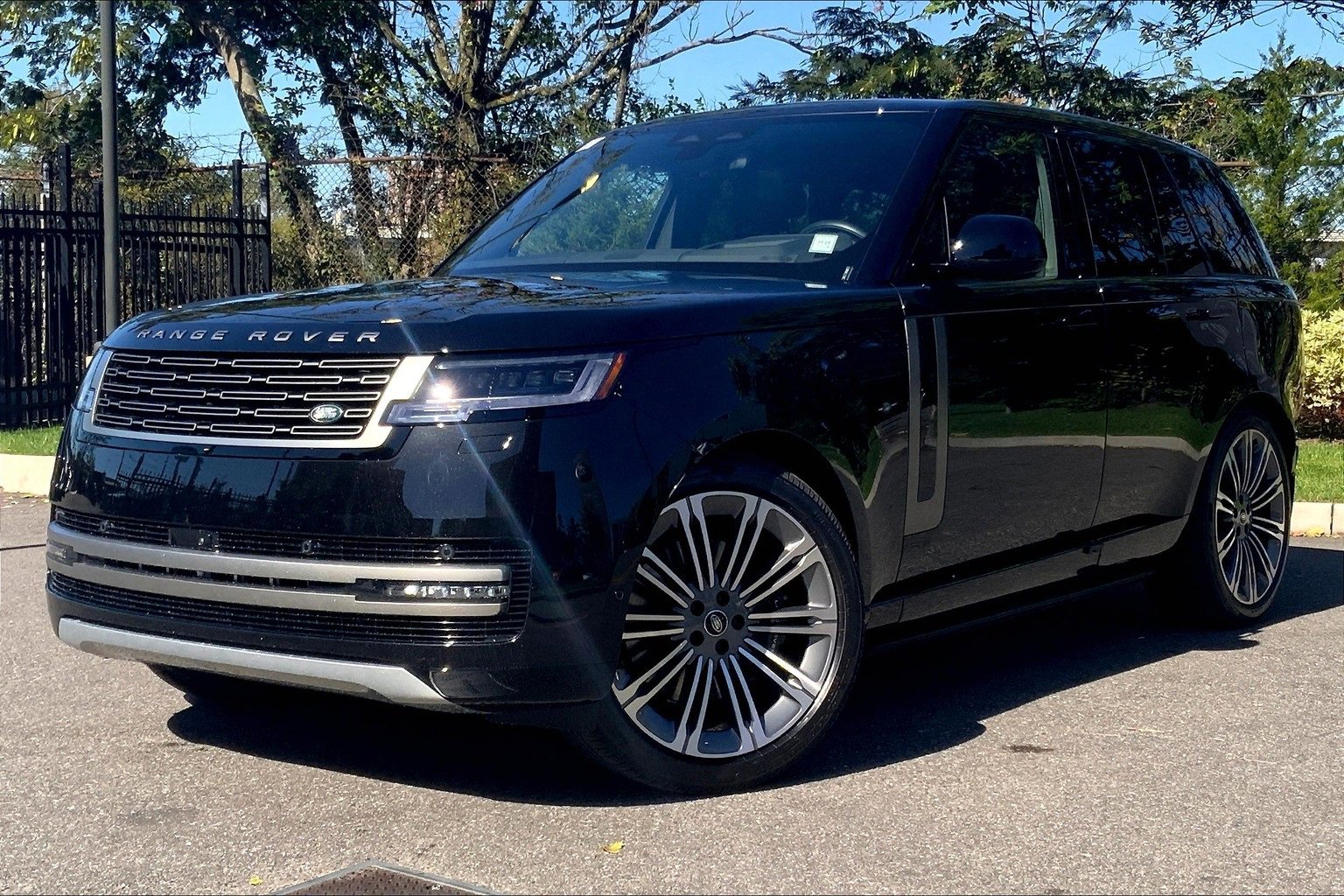 New 2025 Land Rover Range Rover SE image 1