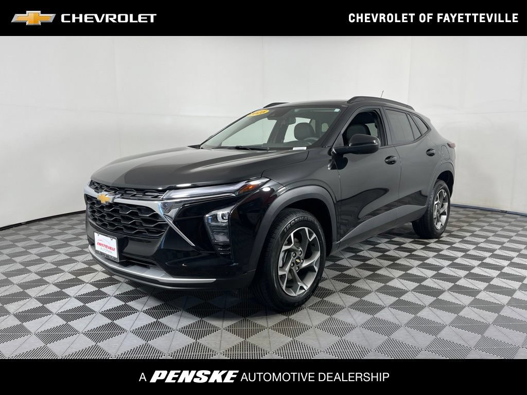 Used 2025 Chevrolet Trax LT FWD image 1
