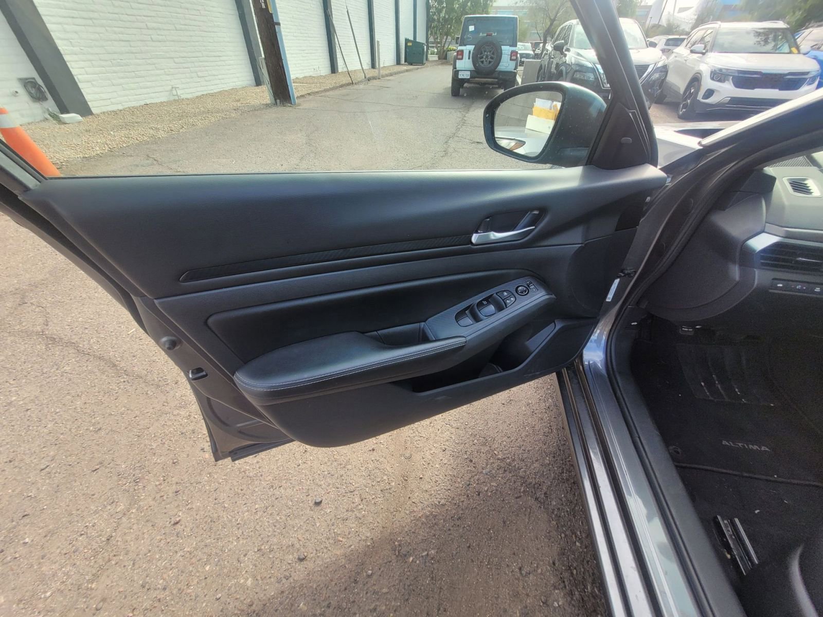 Used 2025 Nissan Altima 2.5 SV image 11