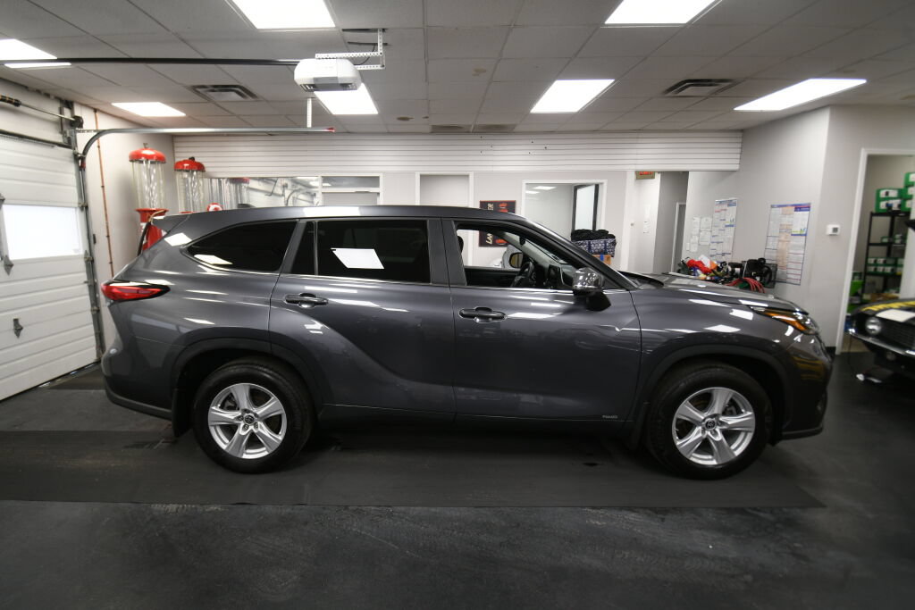 Used 2023 Toyota Highlander LE AWD/4WD image 9