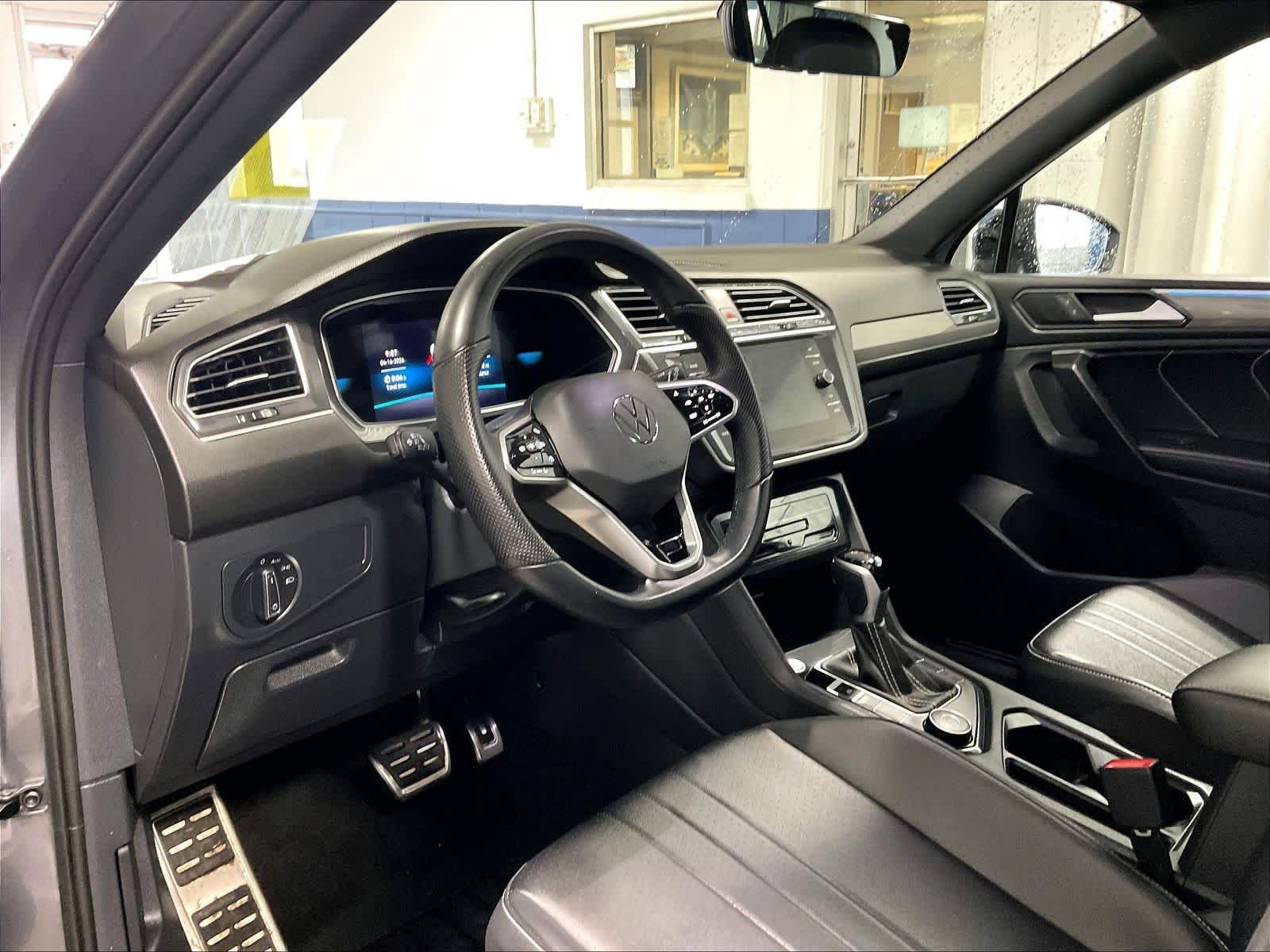 Used 2024 Volkswagen Tiguan SE R-Line AWD/4WD image 8