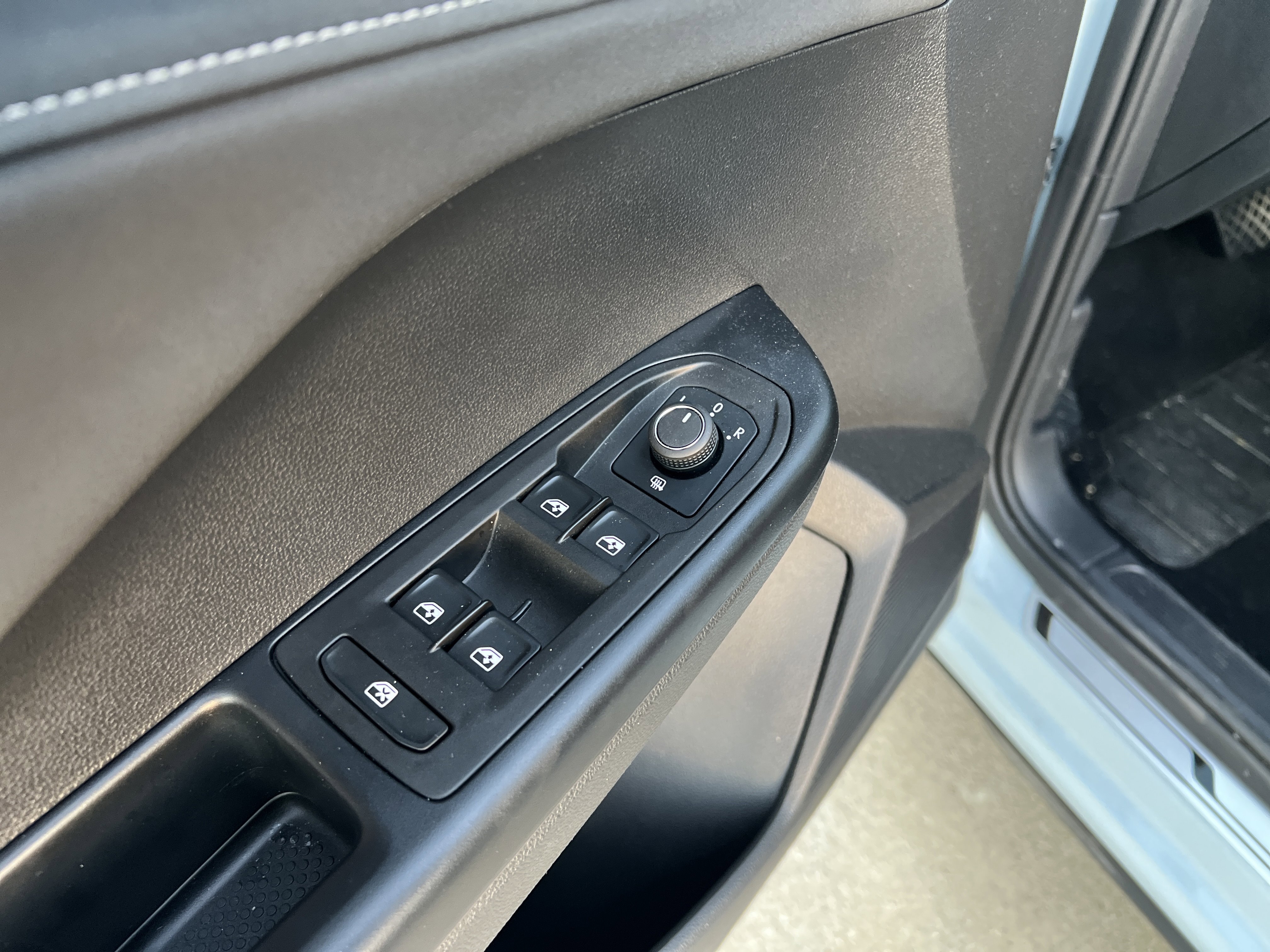 Used 2025 Volkswagen Taos SE image 14