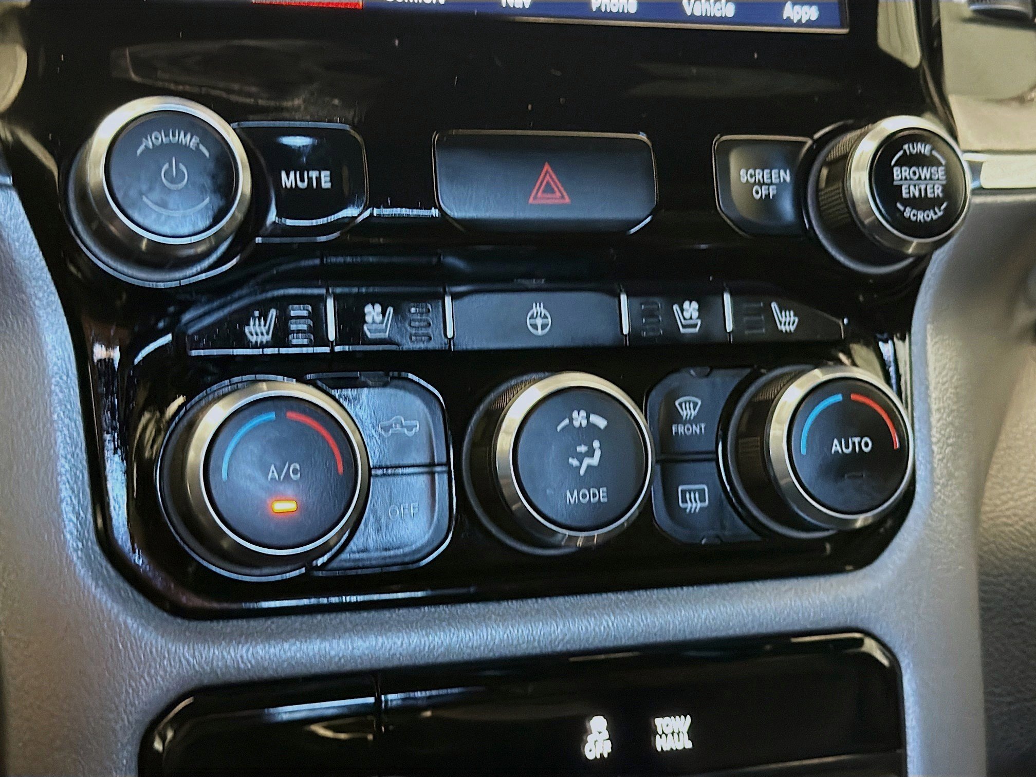 Used 2024 RAM 1500 Laramie AWD/4WD image 10