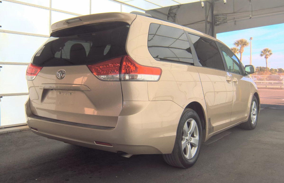 Used 2011 Toyota Sienna LE image 4