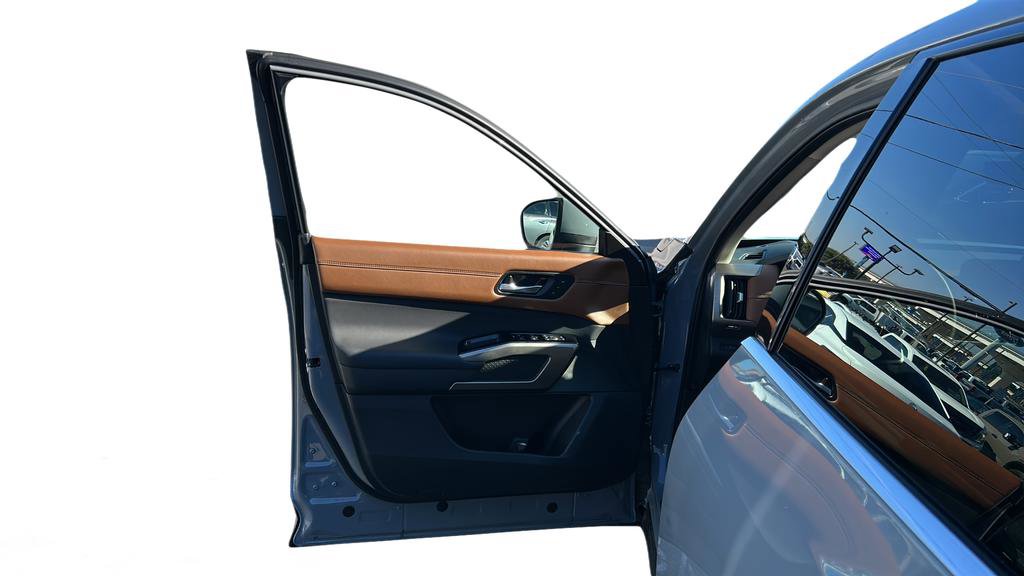 Used 2025 Nissan Pathfinder Platinum image 35