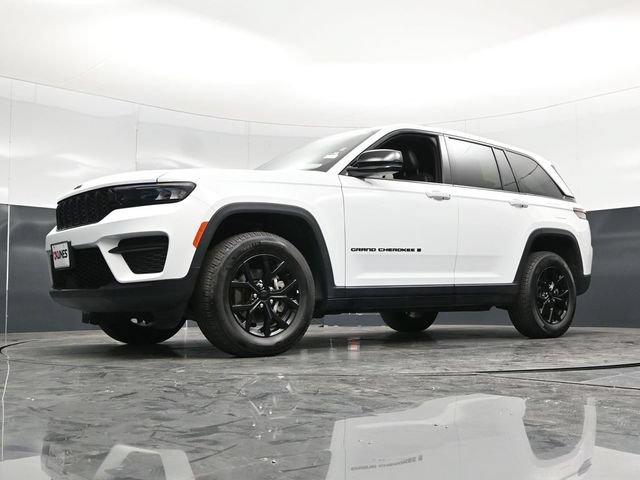 Used 2025 Jeep Grand Cherokee Altitude AWD/4WD image 56