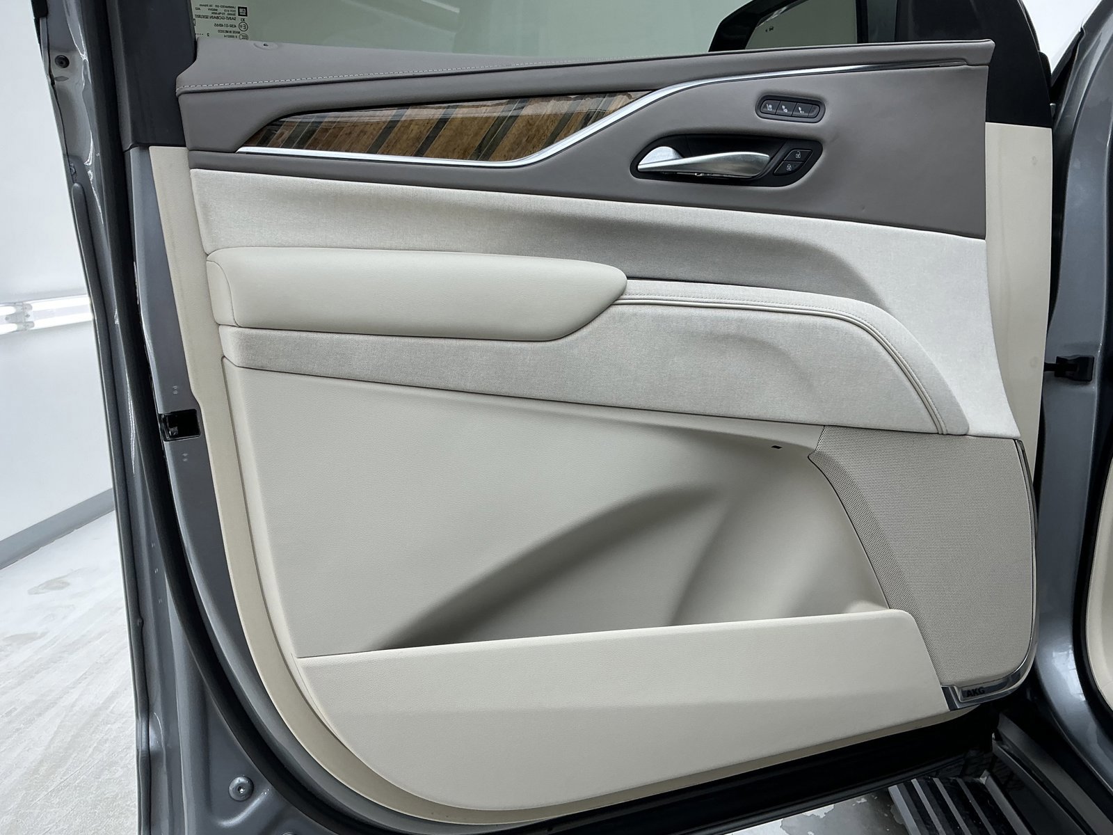 Used 2023 Cadillac Escalade Premium Luxury Platinum image 16