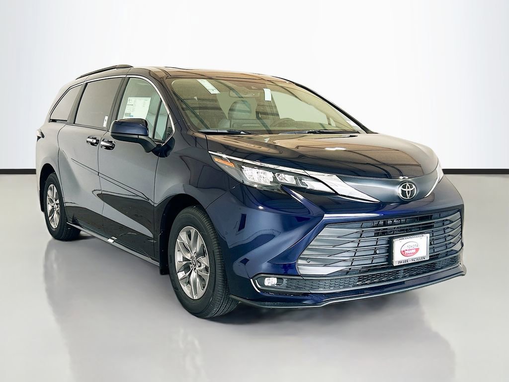 Used 2026 Toyota Sienna XLE image 3