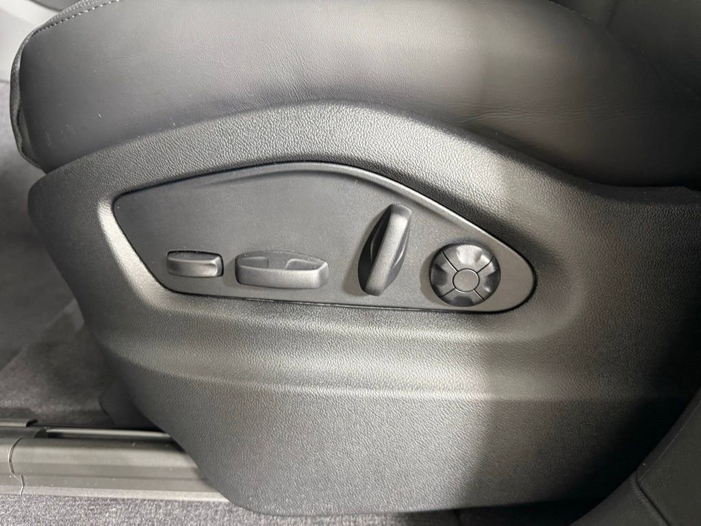 Certified 2025 Porsche Cayenne Coupe image 28