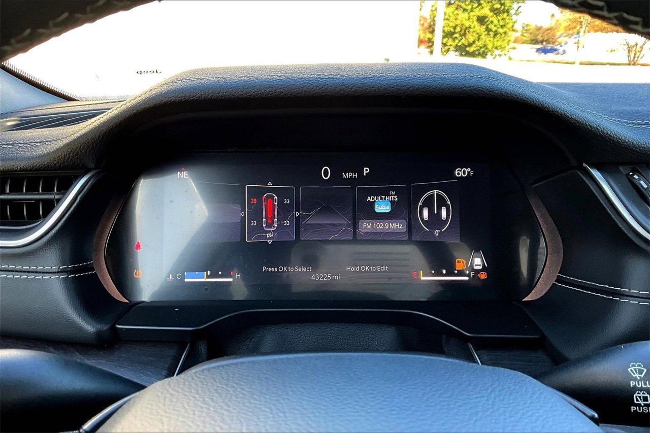 Used 2023 Jeep Grand Cherokee L Limited w/ Black Appearance Package image 9