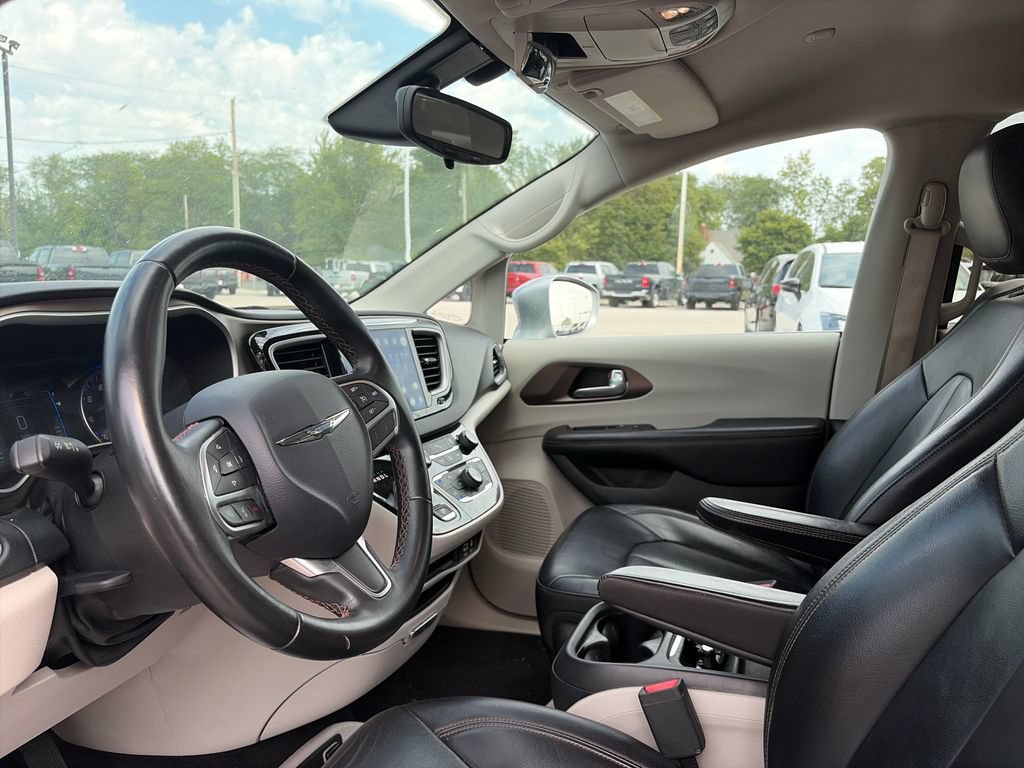 Used 2017 Chrysler Pacifica Touring-L w/ Tire & Wheel Group FWD image 18