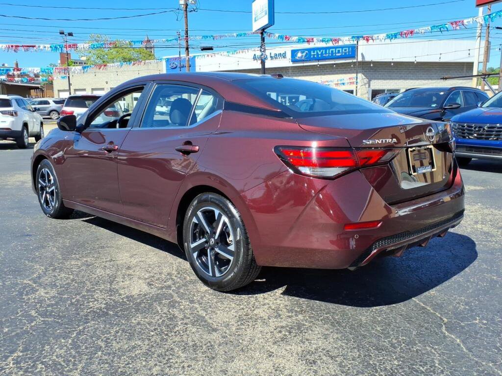Used 2024 Nissan Sentra SV FWD image 2