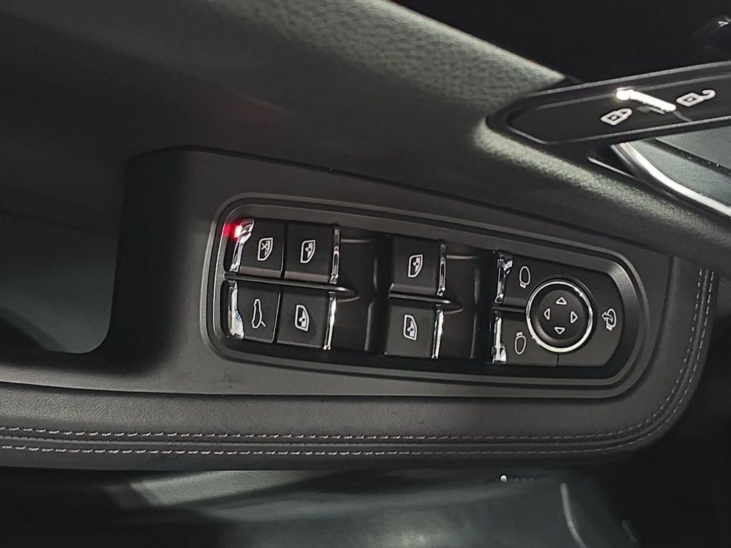 Certified 2026 Porsche Macan AWD/4WD image 21