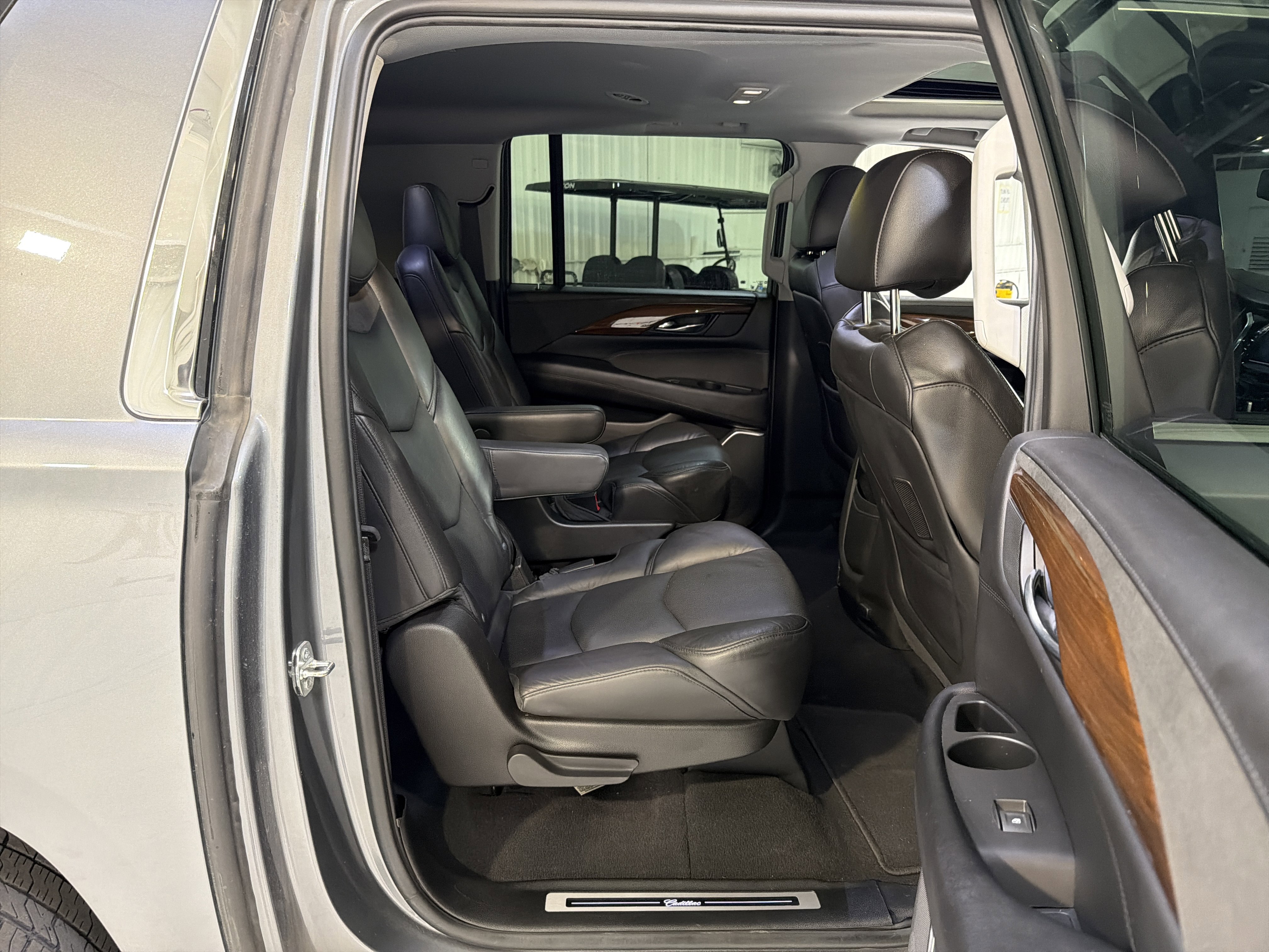 Used 2020 Cadillac Escalade ESV Luxury AWD/4WD image 14