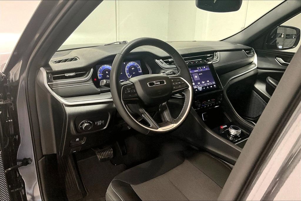 Used 2024 Jeep Grand Cherokee Laredo w/ Trailer Tow Package image 16