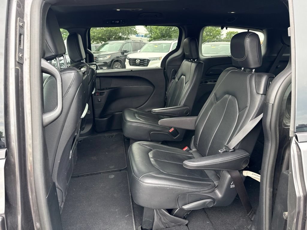 Used 2019 Chrysler Pacifica Touring-L Plus w/ S Appearance Package FWD image 13