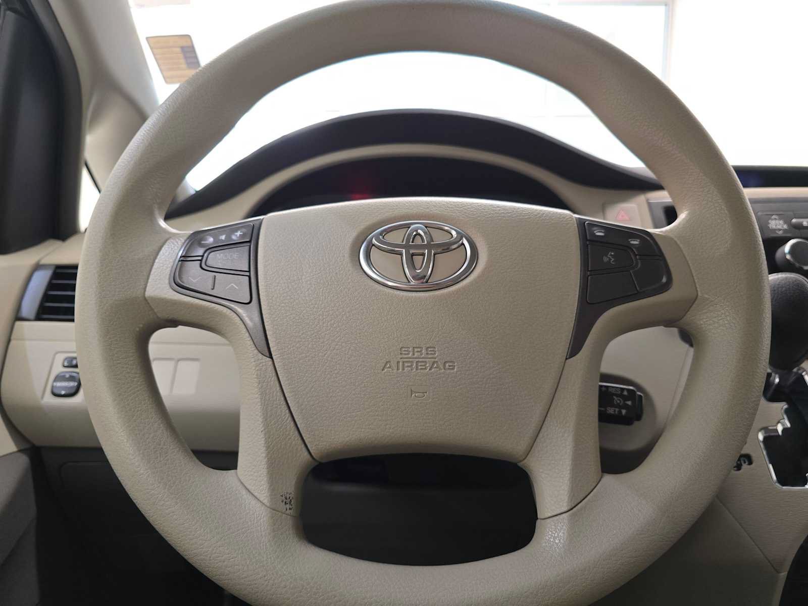 Used 2011 Toyota Sienna LE w/ Towing Pkg AWD/4WD image 11