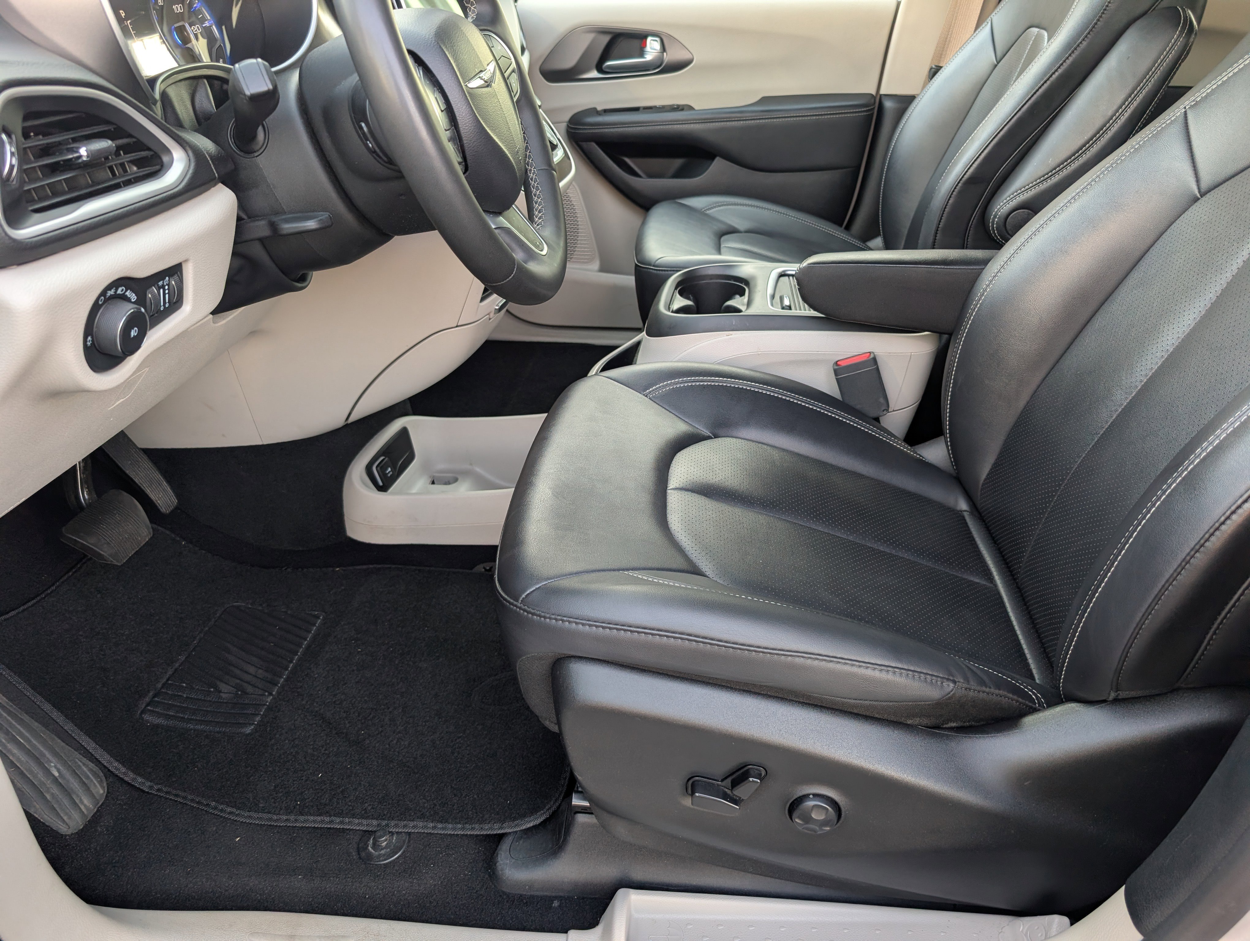 Used 2024 Chrysler Pacifica Touring-L image 15