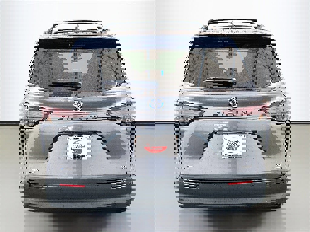 New 2025 Toyota Sienna XLE image 5