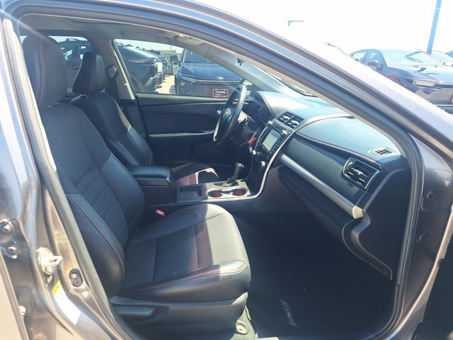 Used 2016 Toyota Camry SE w/ Moonroof Package FWD image 19
