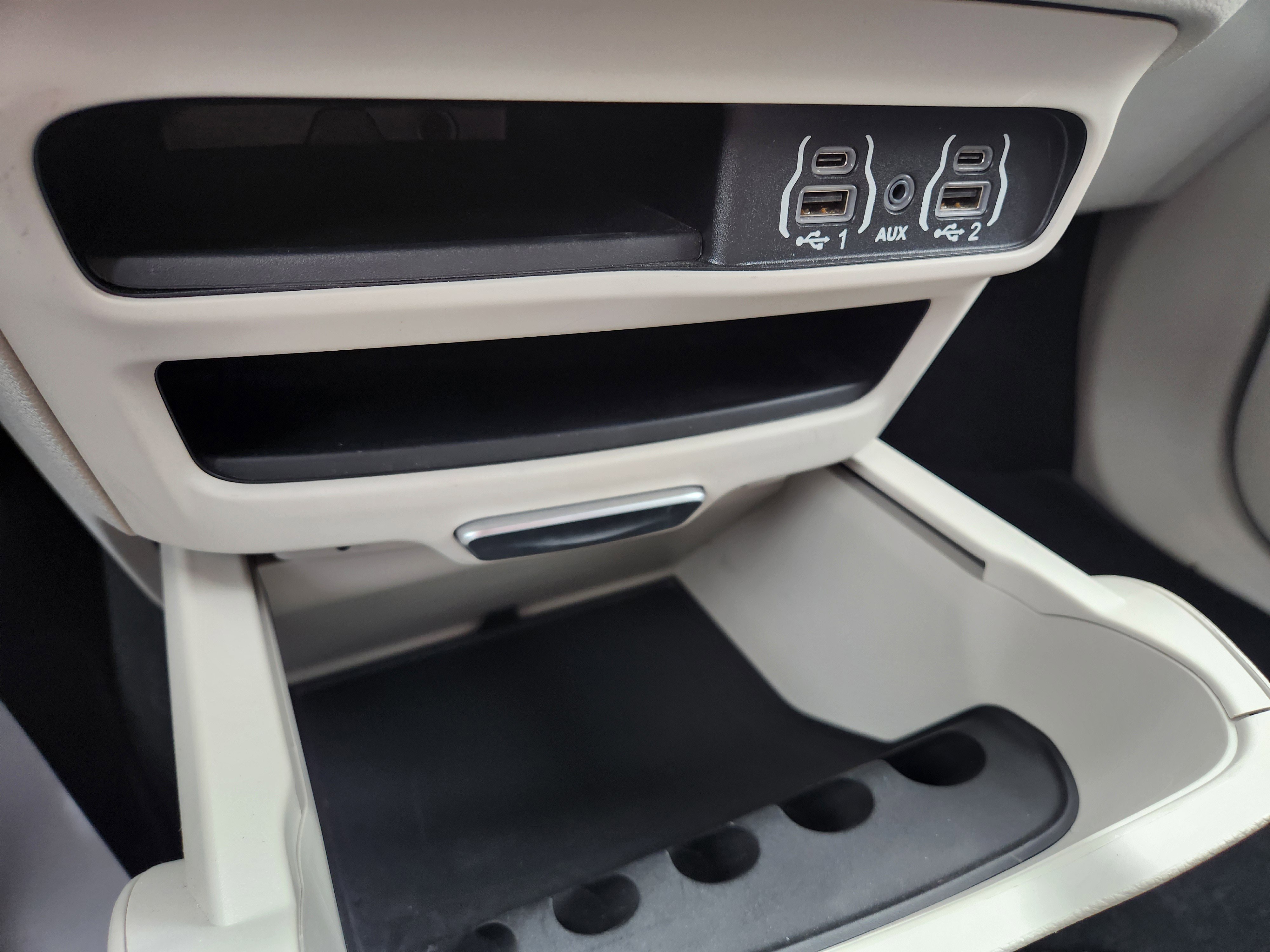 Used 2023 Chrysler Pacifica Touring-L image 26