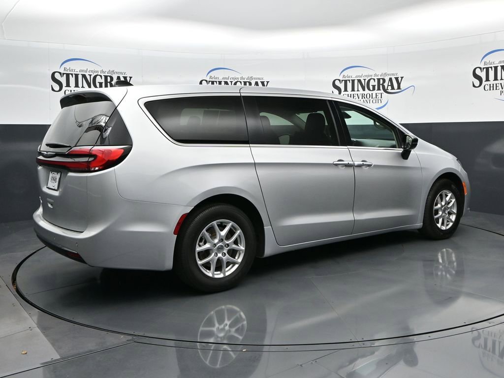 Used 2024 Chrysler Pacifica Touring-L image 7