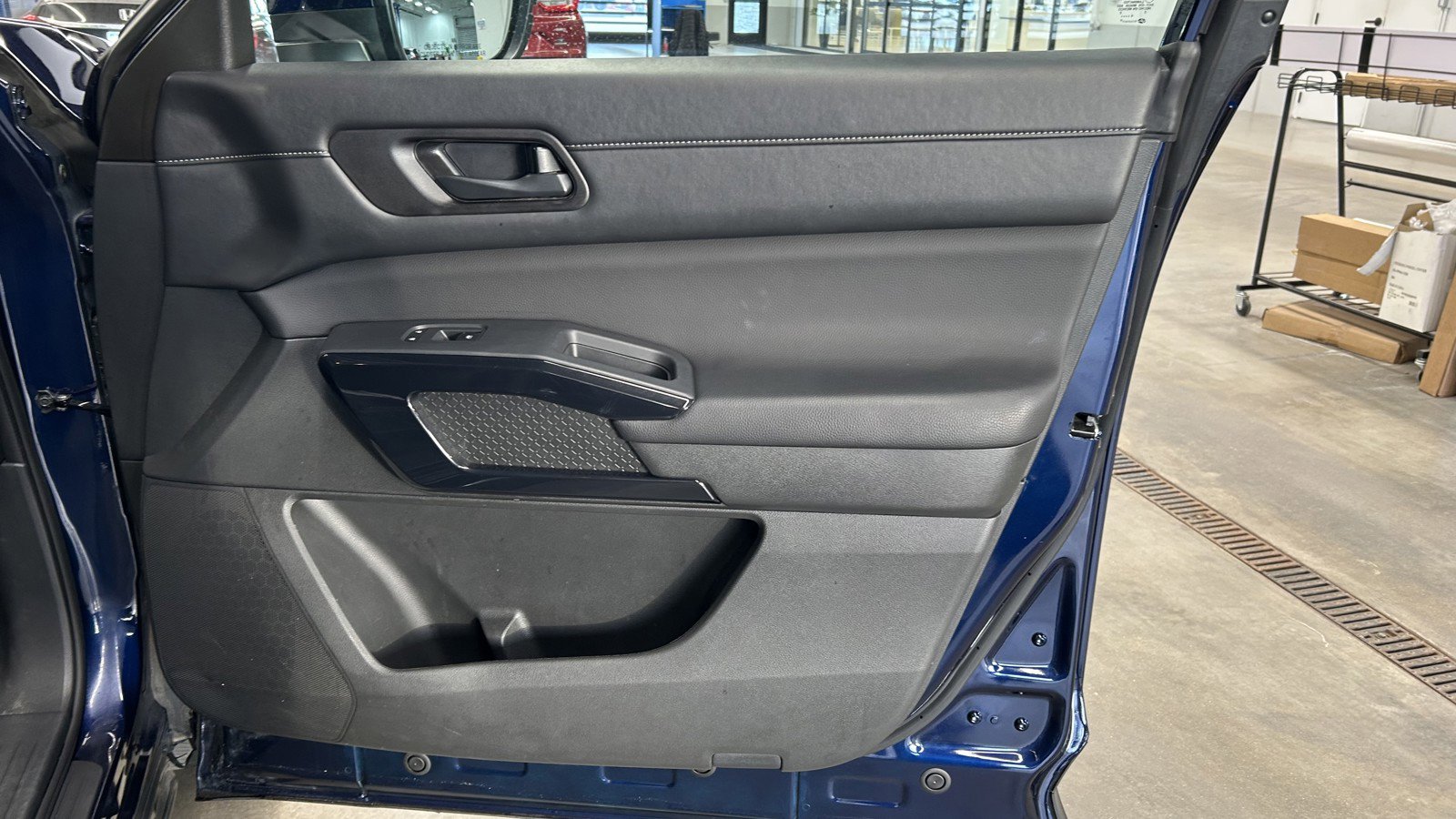 Used 2025 Nissan Pathfinder SV image 16