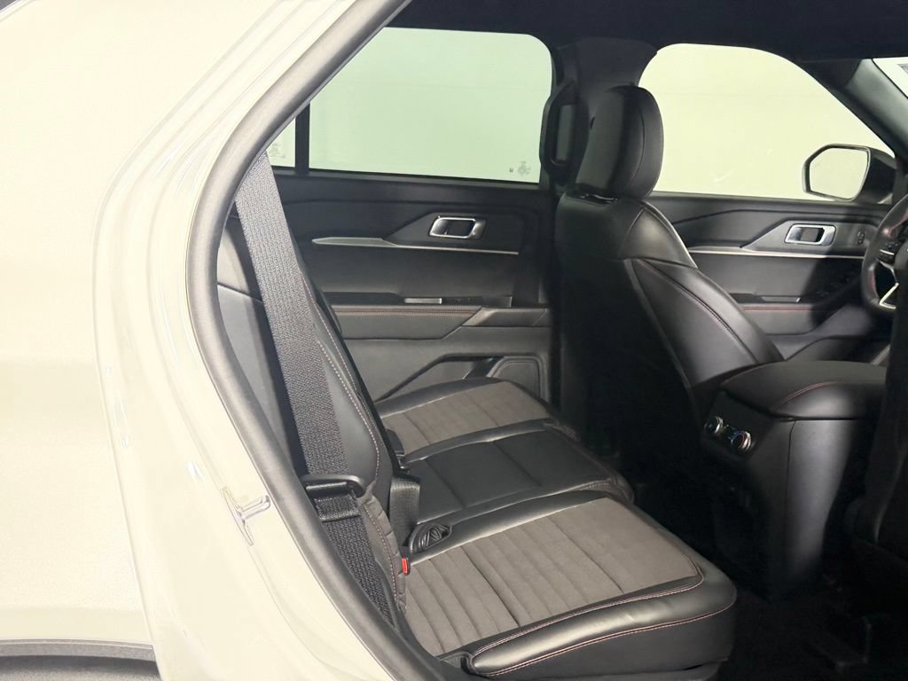 Used 2025 Ford Explorer ST-Line w/ ST-Line Street Pack AWD/4WD image 31