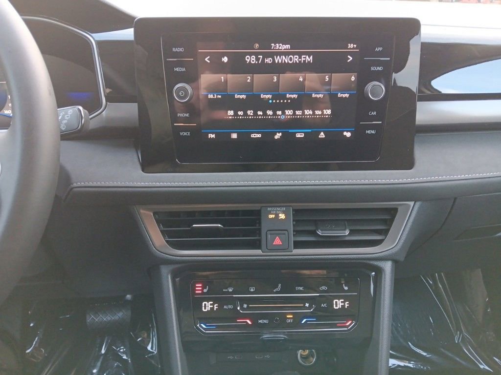 Used 2025 Volkswagen Taos SE image 17