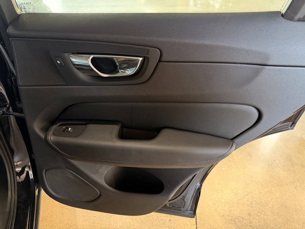 Used 2018 Volvo XC60 T5 Momentum image 13