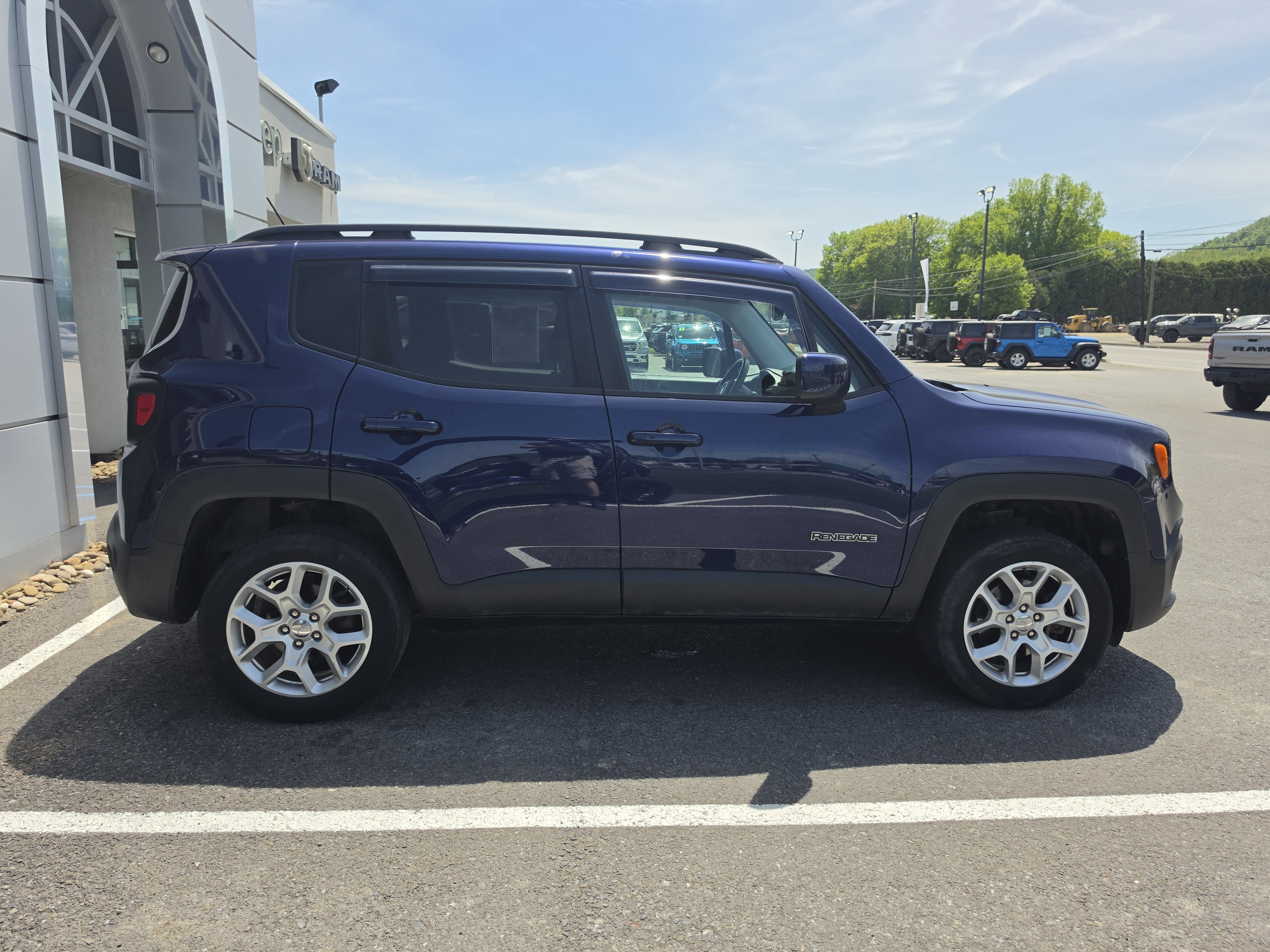 Used 2017 Jeep Renegade Latitude w/ Popular Equipment Group AWD/4WD image 2