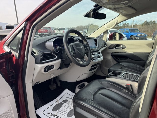 Used 2022 Chrysler Pacifica Touring-L w/ Uconnect Theater Family Group image 12