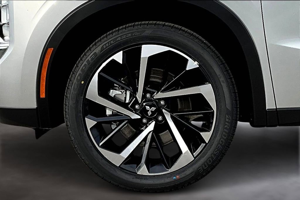 New 2025 Mitsubishi Outlander SE image 13