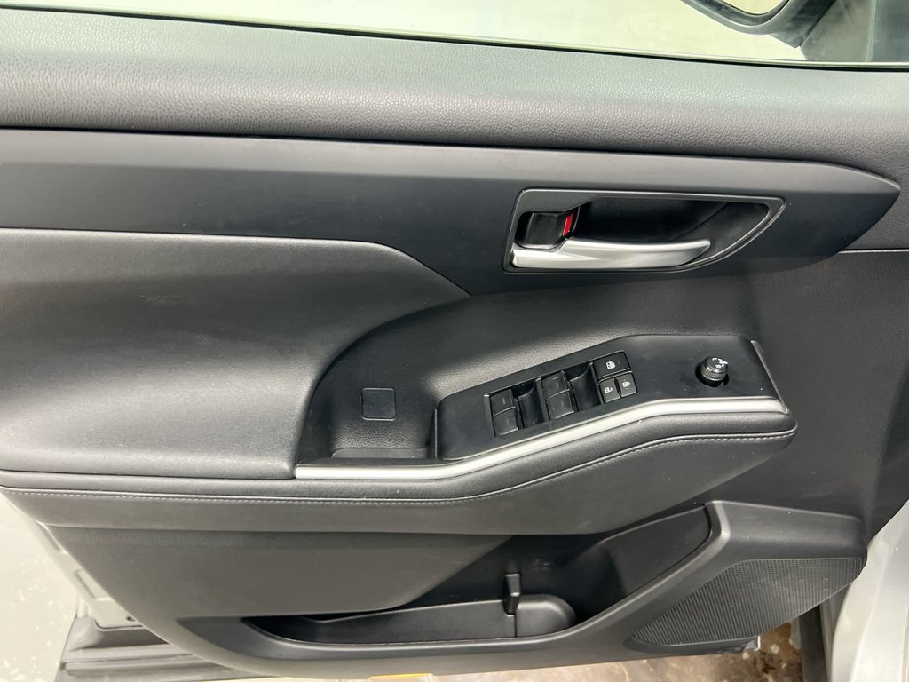 Used 2024 Toyota Highlander XLE FWD image 22