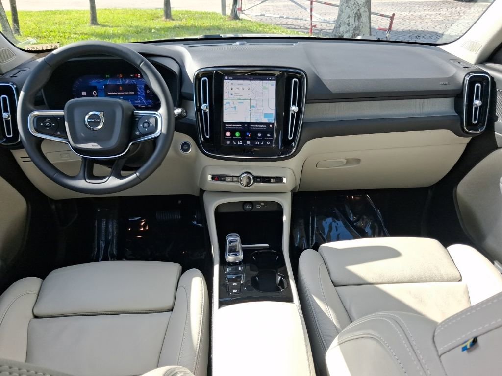 Used 2023 Volvo XC40 B5 Plus image 9