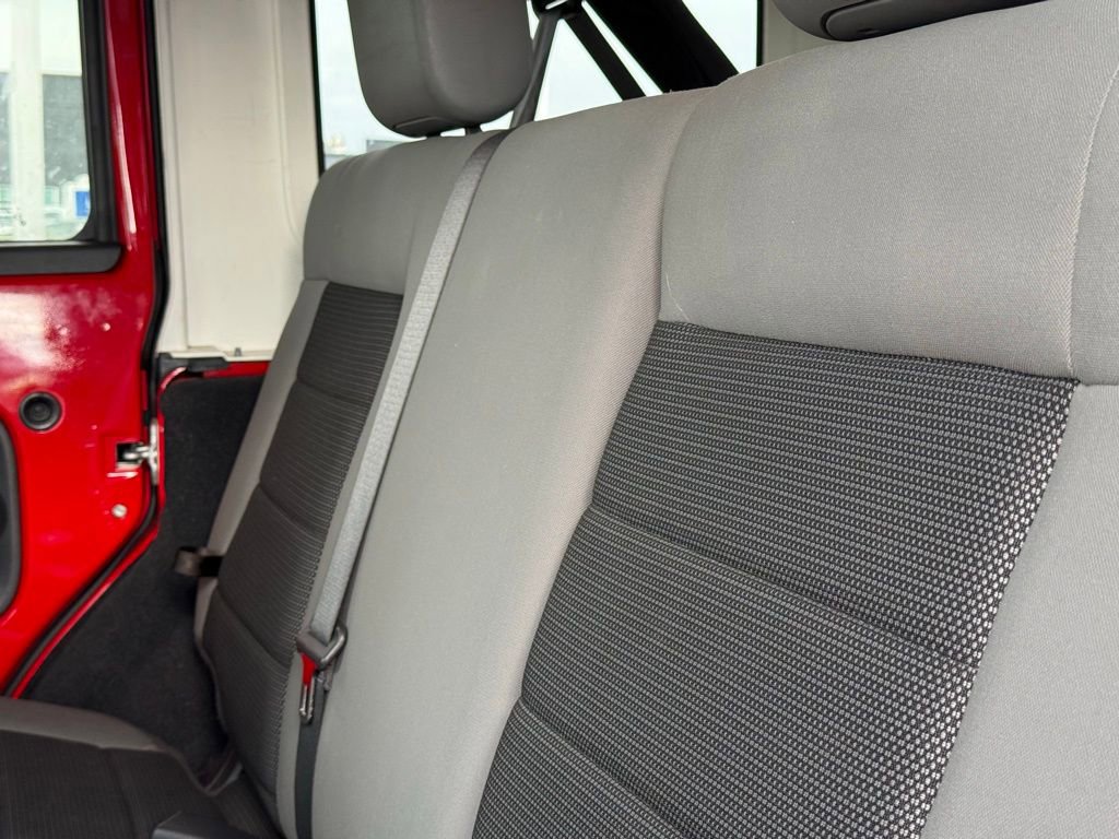 Used 2010 Jeep Wrangler Unlimited Sahara image 32