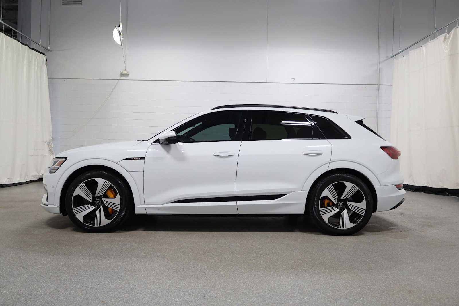 Used 2023 Audi e-tron Premium Plus w/ Premium Plus Package AWD/4WD image 2