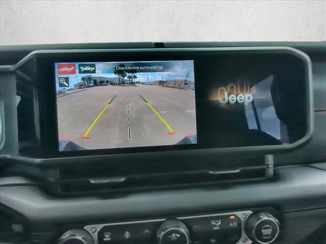 Used 2025 Jeep Gladiator Rubicon w/ Convenience Group AWD/4WD image 13