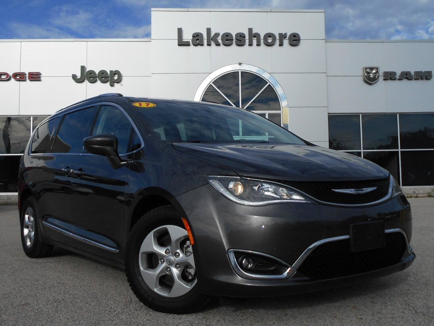 Used 2017 Chrysler Pacifica Touring-L Plus FWD image 2