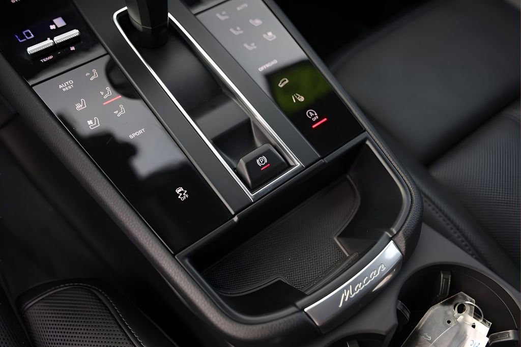 Used 2025 Porsche Macan image 20
